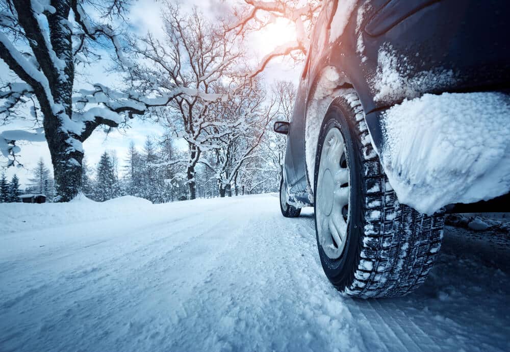 Slideni autoceļi: Ieteikumi auto vadīšanai ziemā