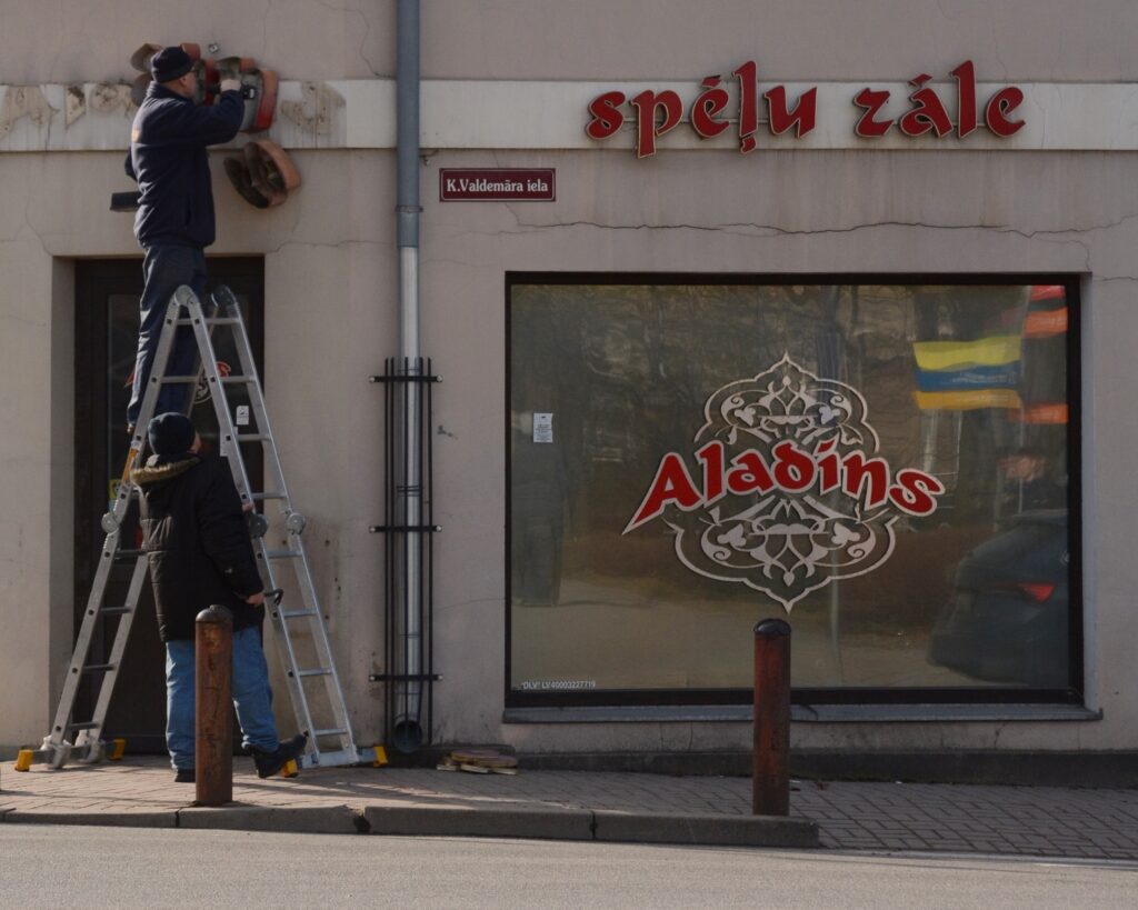 Talsos slēdz spēļu zāli “Aladins”