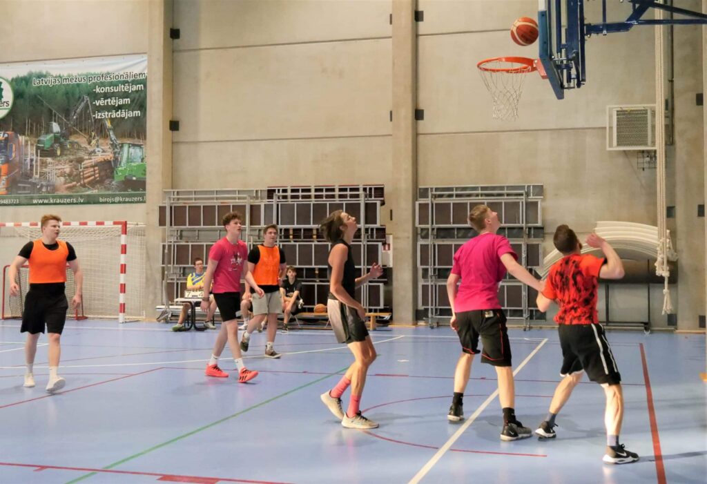 Pēc divu gadu pārtraukuma aizvadīts sporta spēļu nakts turnīrs Talsu Valsts ģimnāzijā