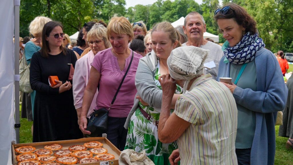 Dundaga godā ceļ saulaino sklandrausi un šīs puses tradīcijas