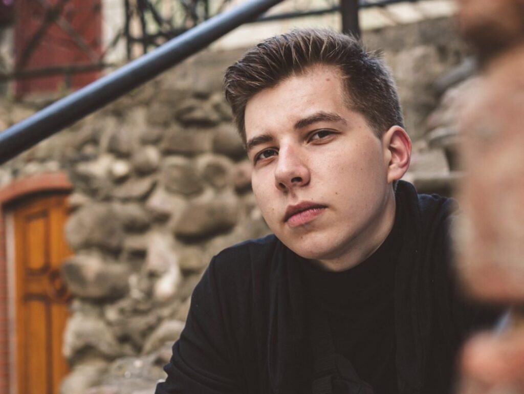 Spēja imitēt dažādas skaņas — Mika pašattīstīts talants