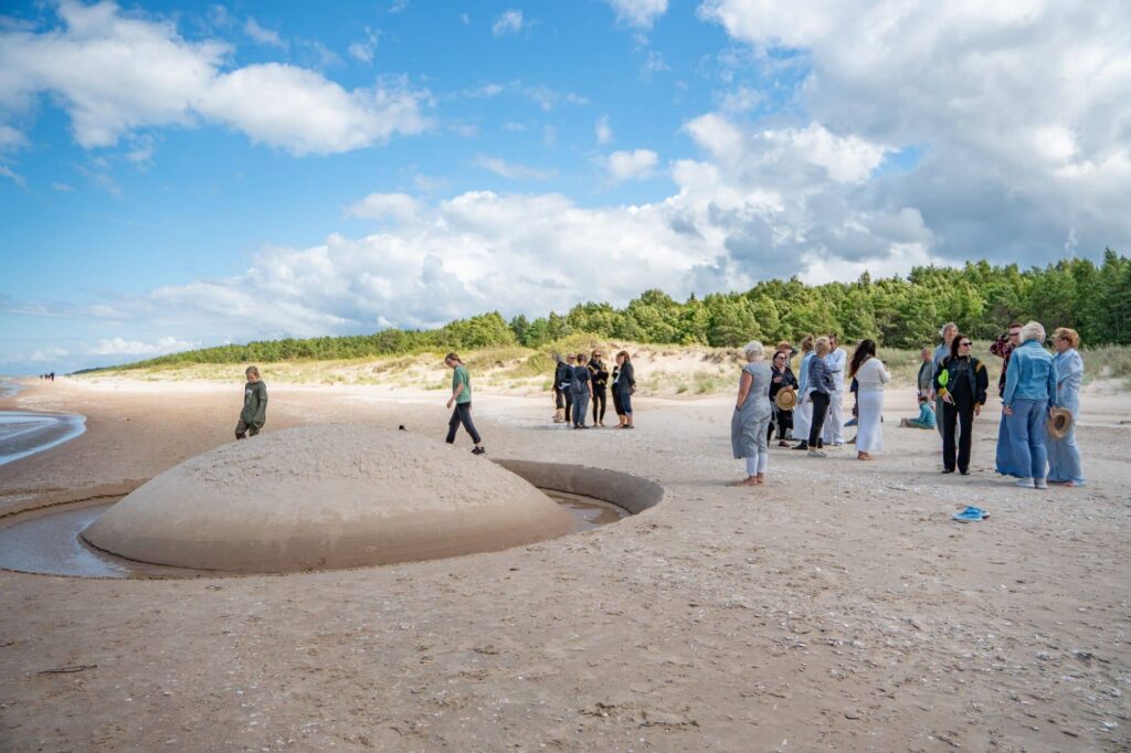 Mazirbe atver durvis mākslai