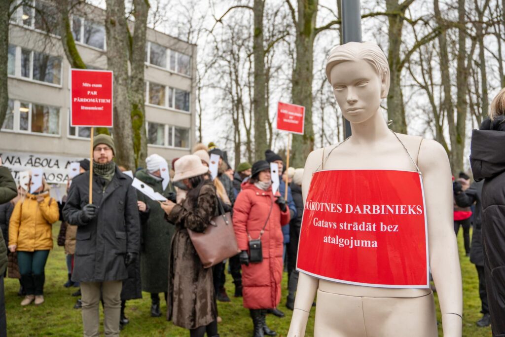 Talsos protestē pret štata vietu un budžeta samazināšanu