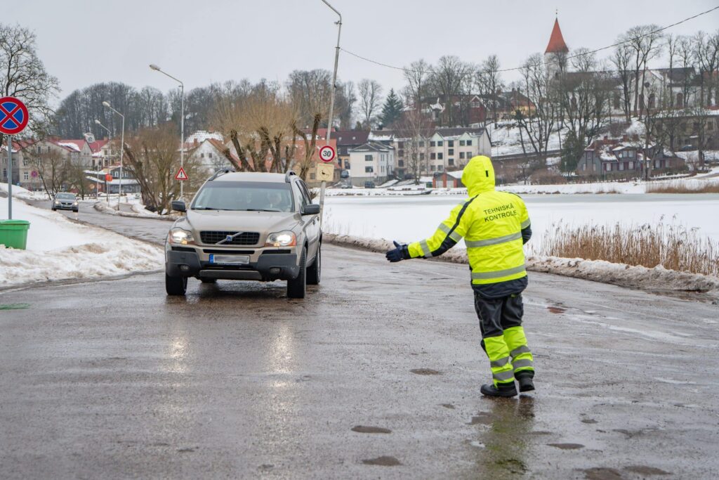 CSDD un Valsts policijas reidā Talsos pārbaudīts vairāk nekā 300 transportlīdzekļu