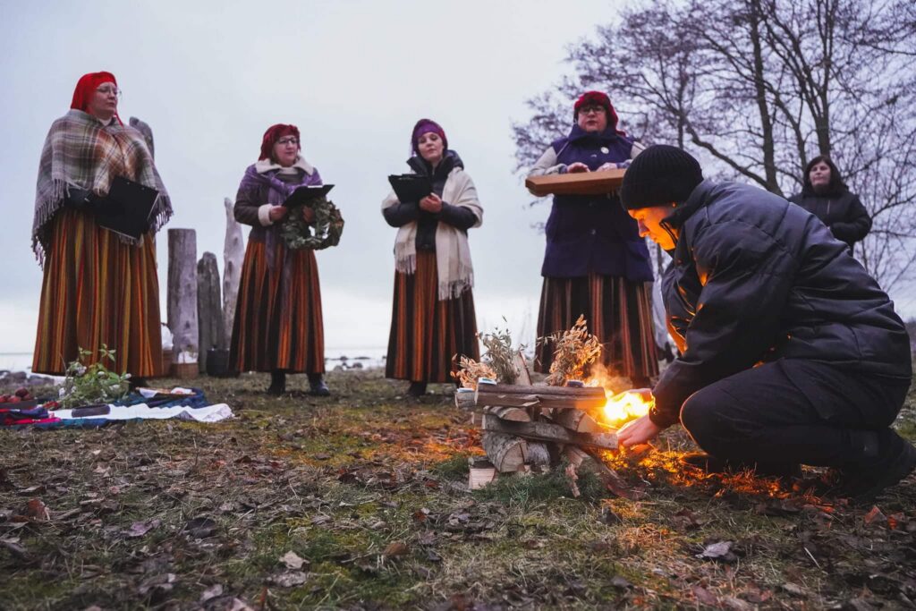Ar rituālu pie jūras sagaida Lielās dienas saullēktu un astronomisko pavasari