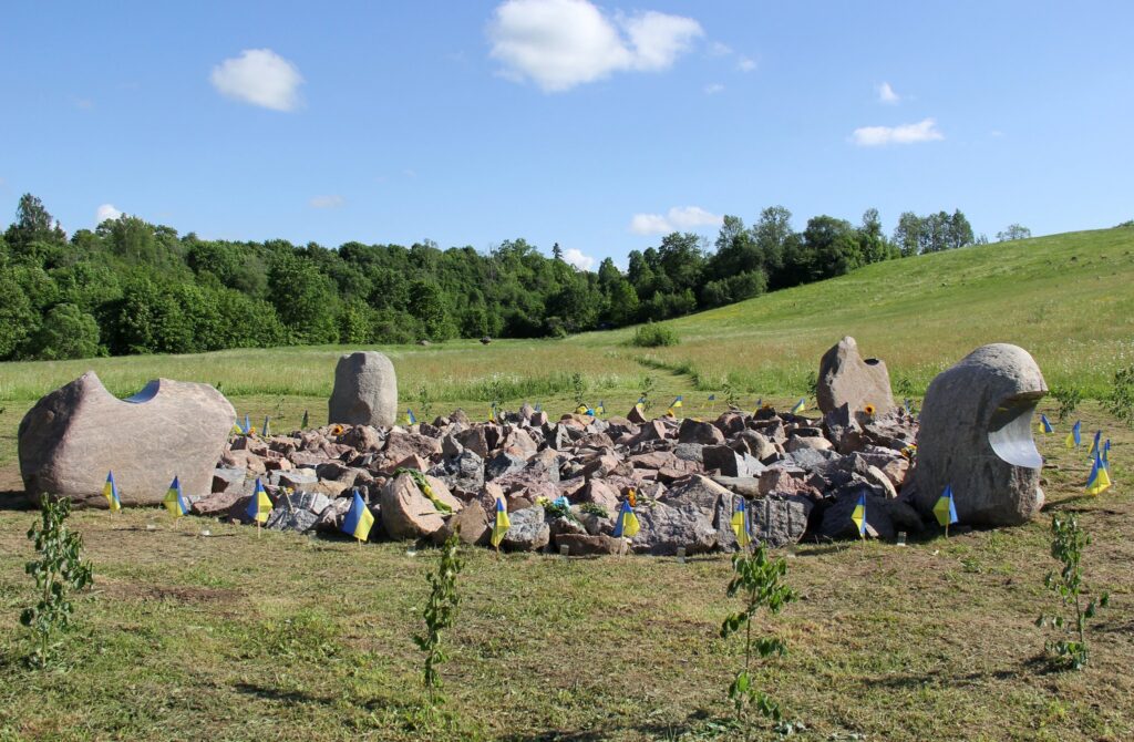 Pedvāles mākslas parks domās un darbos turpina atbalstīt Ukrainu