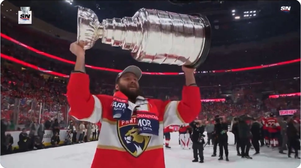 Mūsu puses hokejista Balinska pārstāvētā komanda izcīna NHL Stenlija kausu