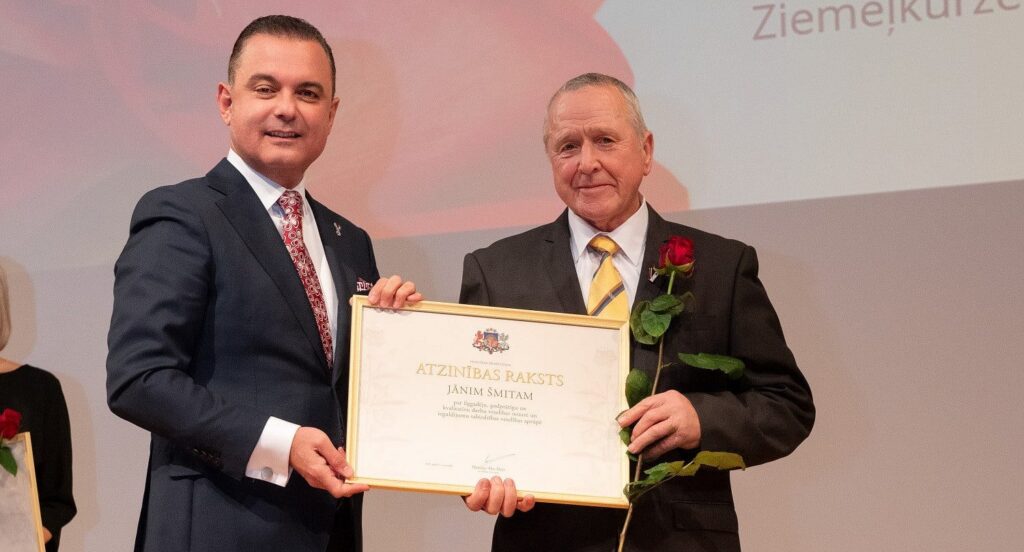 Ķirurgs Jānis Šmits saņem Veselības ministrijas Atzinības rakstu