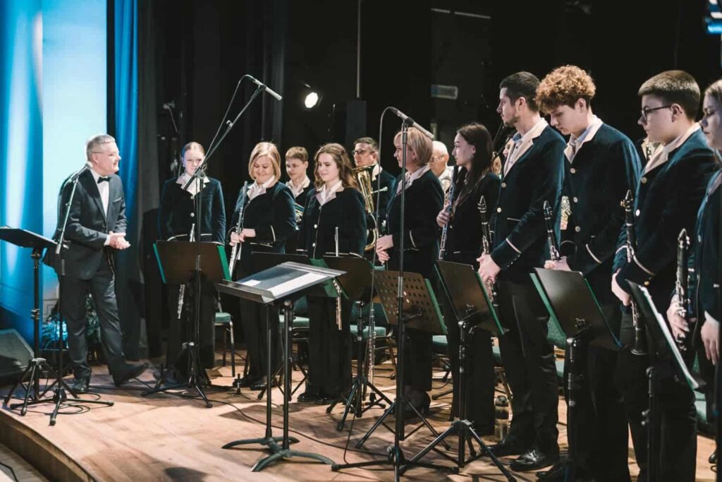 Pūtēju orķestrim “Talsi” jubilejas gads — nupat dzimšanas diena arī viņu diriģentam