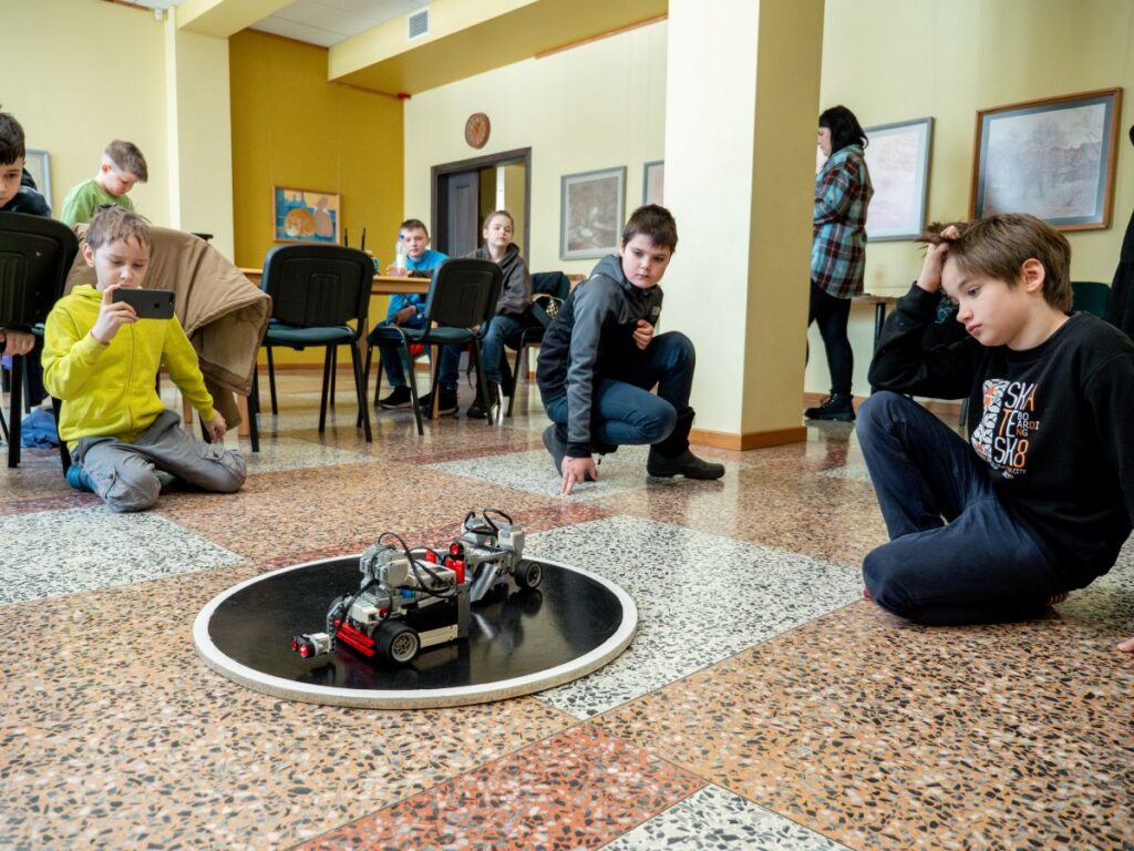 Ringā cīnās arī roboti