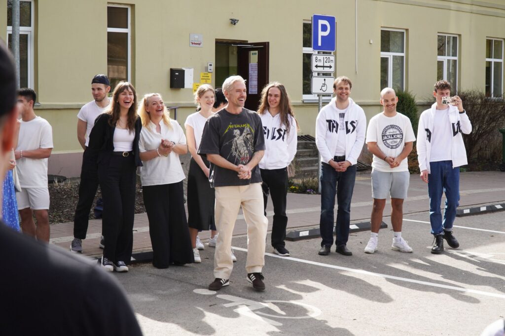 Talsu baltais koris viesojās «Brīnumiņā»