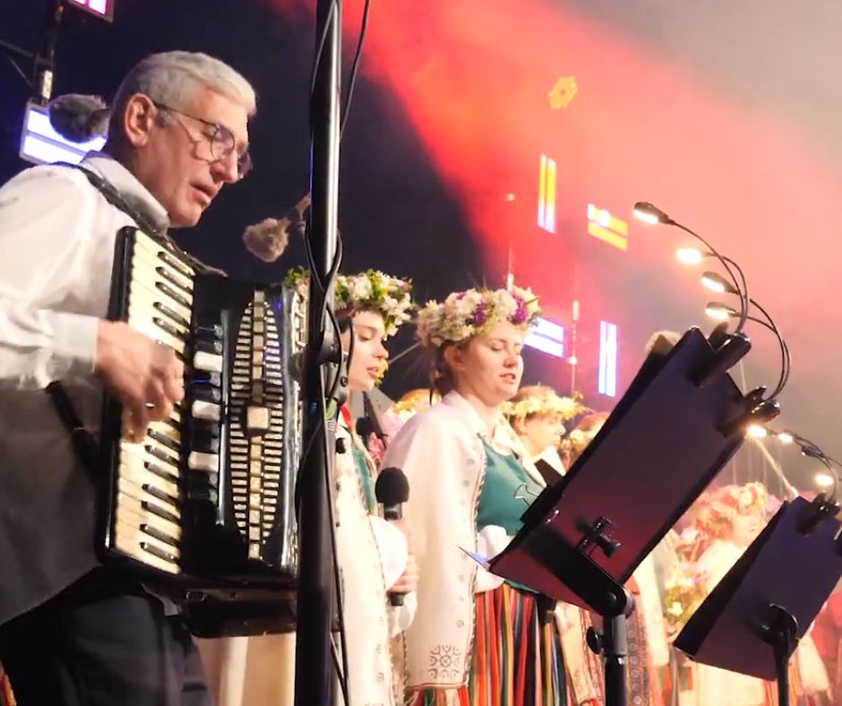 Saulgriežu laikā Talsu pilskalnā “Saules riti nakti šķēla”