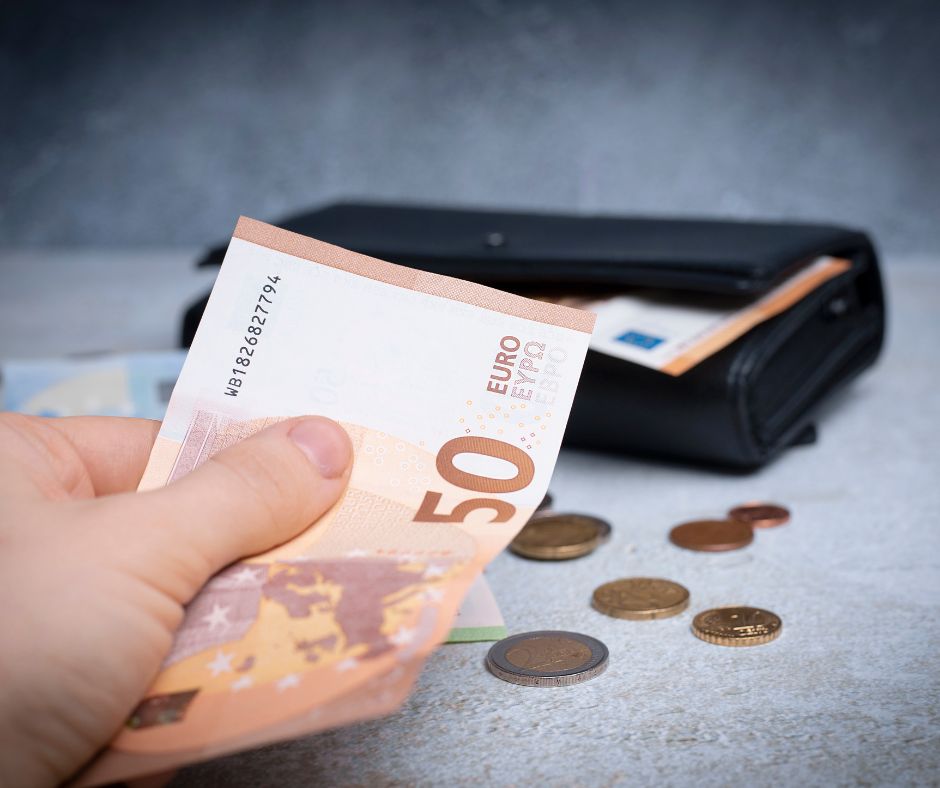 Aptauja: Latvijā droši justos ar ienākumiem virs 2000 € pēc nodokļiem
