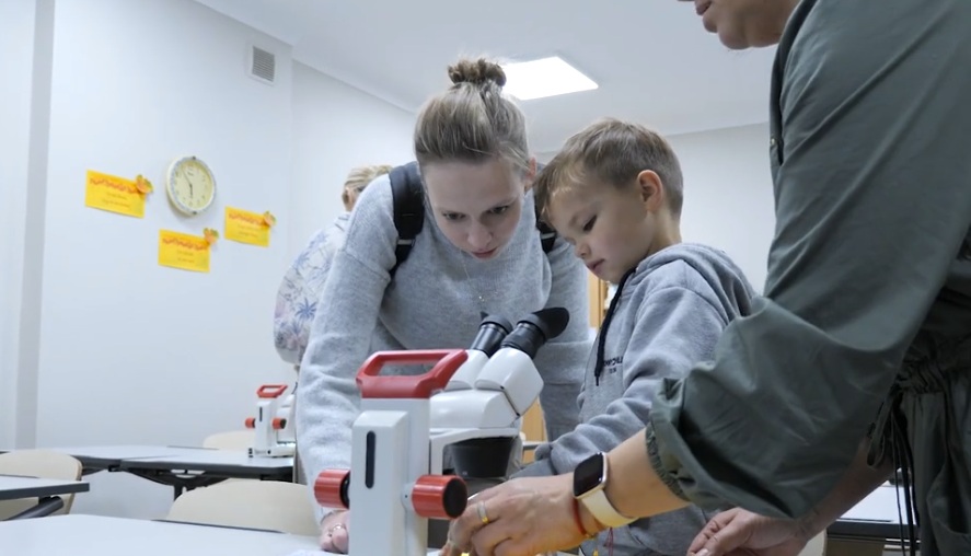 Ar smaidu pretī zināšanām: topošie pirmklasnieki iepazīst Talsu Valsts ģimnāziju