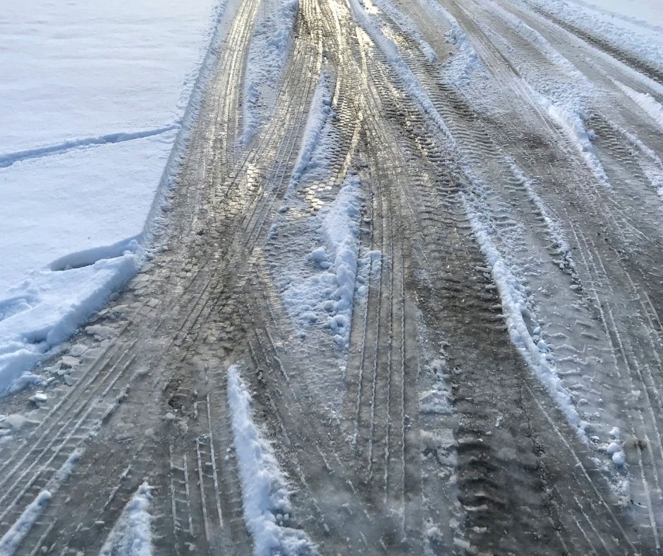 Atkusnī grants autoceļi būs slideni, novecojušā asfaltā veidosies bedres