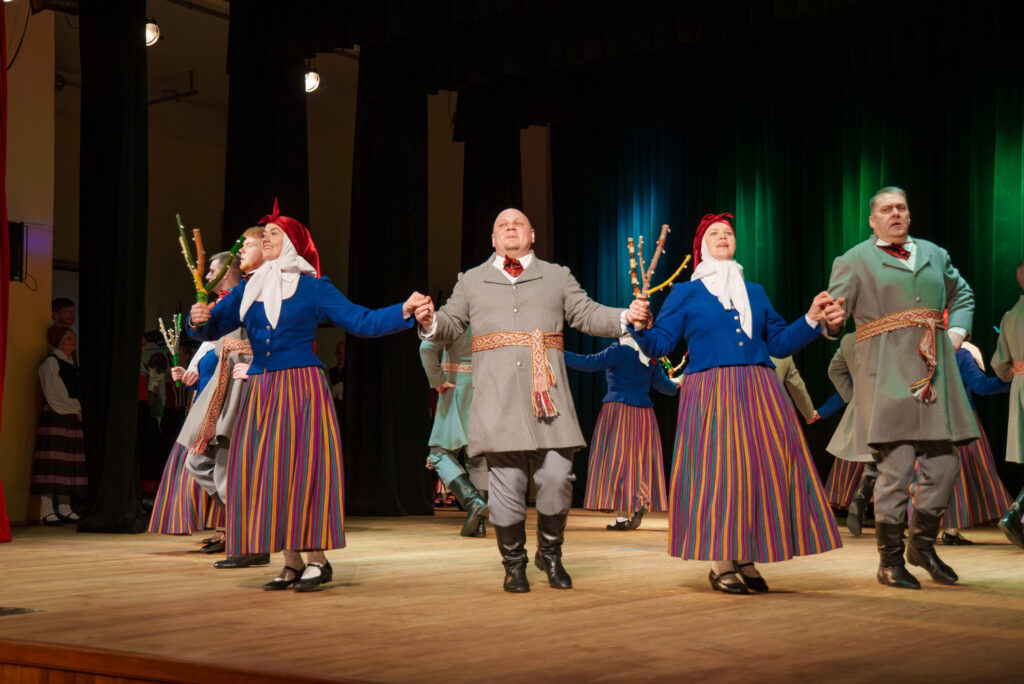 Pastendes kultūras namā tikās Talsu novada tautisko deju kolektīvi