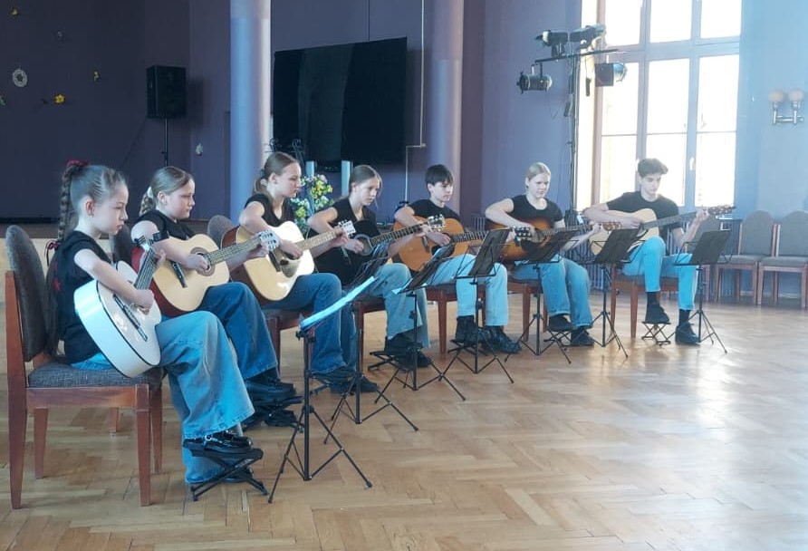 Talsu jaunie ģitāristi izcīna 1. vietu konkursā «Es un mūzika»
