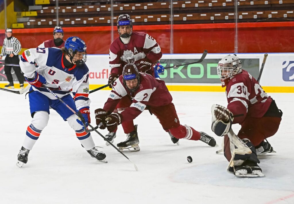 Latvijas U18 hokeja izlase Slovākijā izcīna vēsturisku uzvaru
