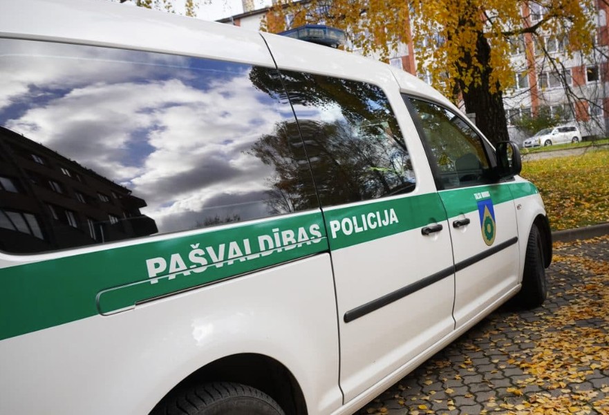 Kāds ar istabas čībām autobusa pieturā, bet cits ar bērnu uz pleciem reibumā; pašvaldības policijas hronika